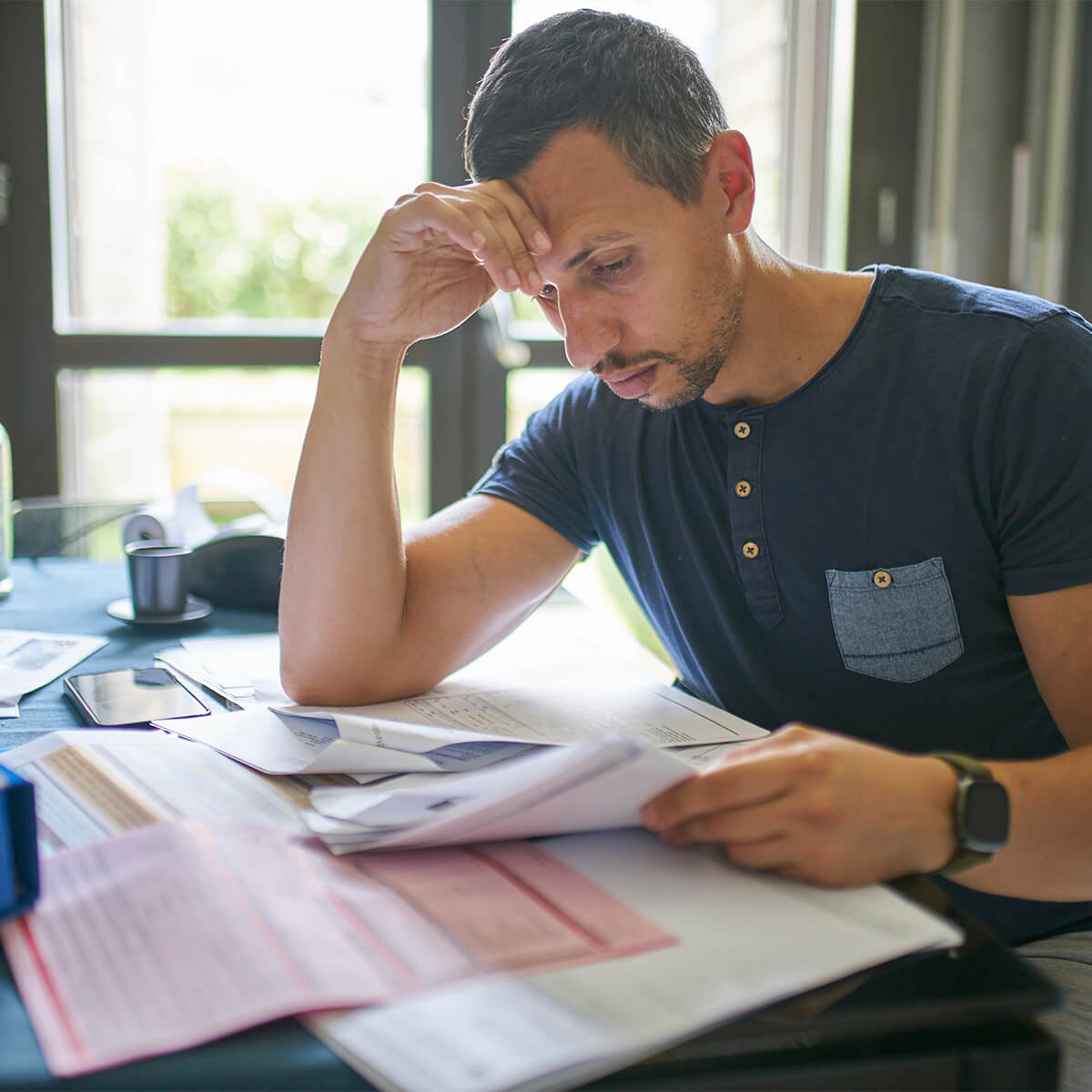 homme préparant ses impôts à la maison