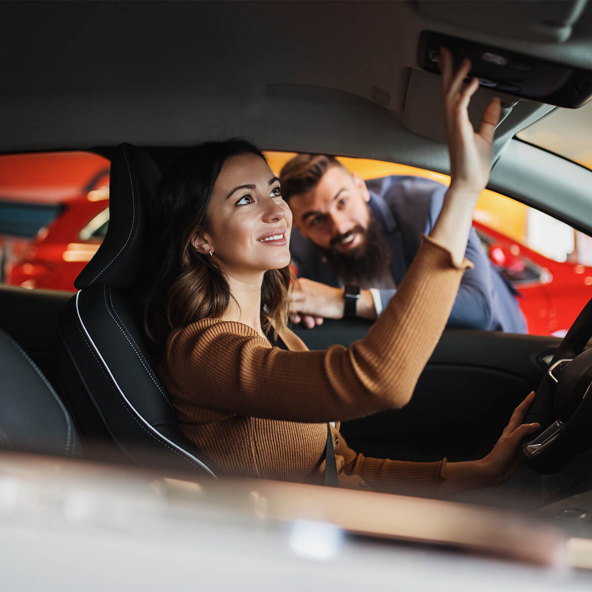 Une femme regarde attentivement une voiture