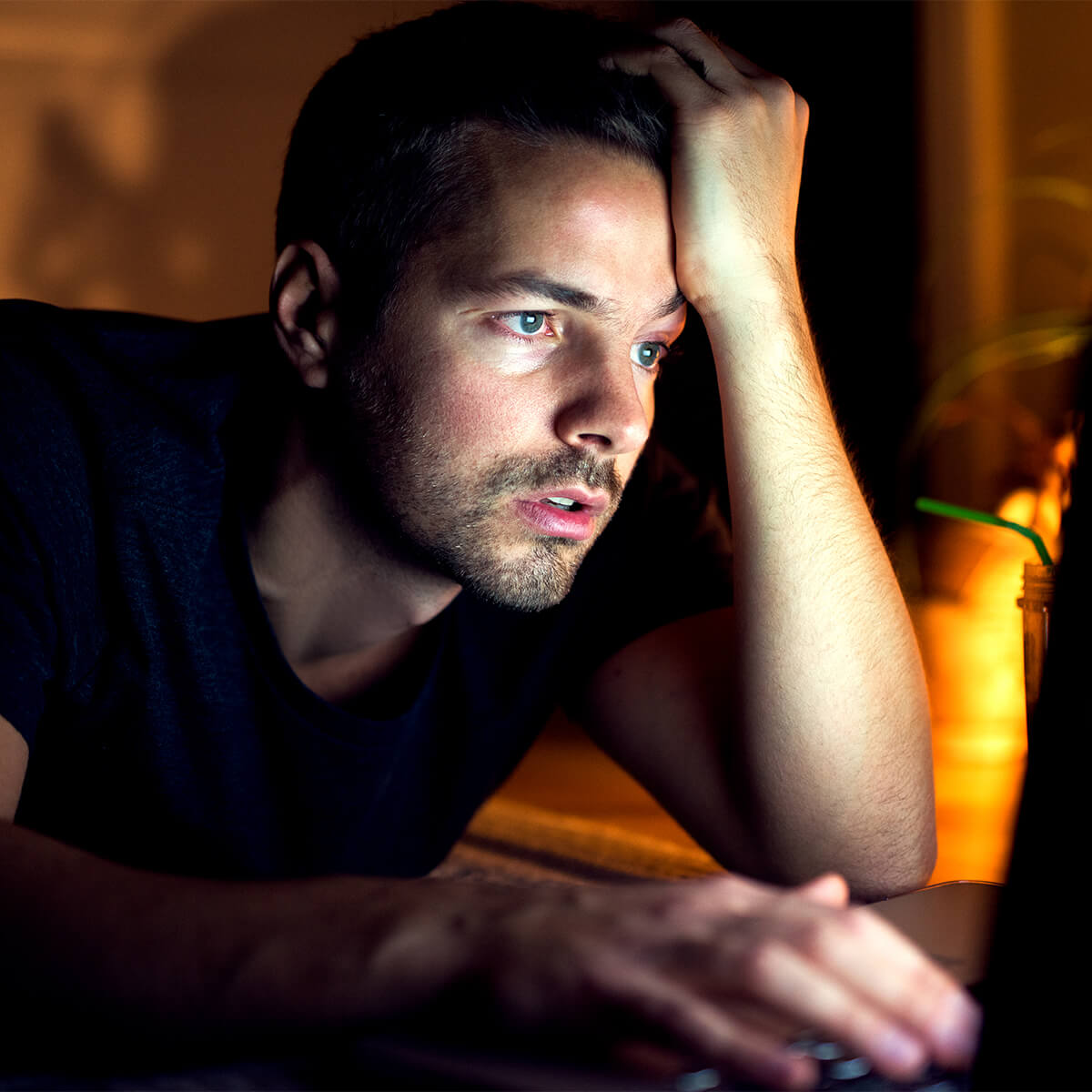 Homme fatigué travaillant à la maison. Travailler sur l'ordinateur, avoir l'air épuisé - photo d'archives