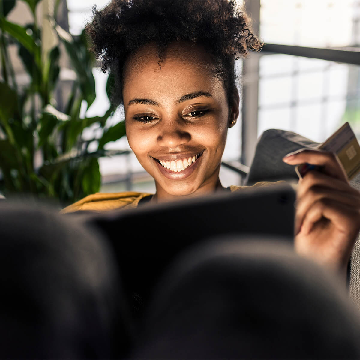 Une femme qui contemple une option "Achetez maintenant payez plus tard"