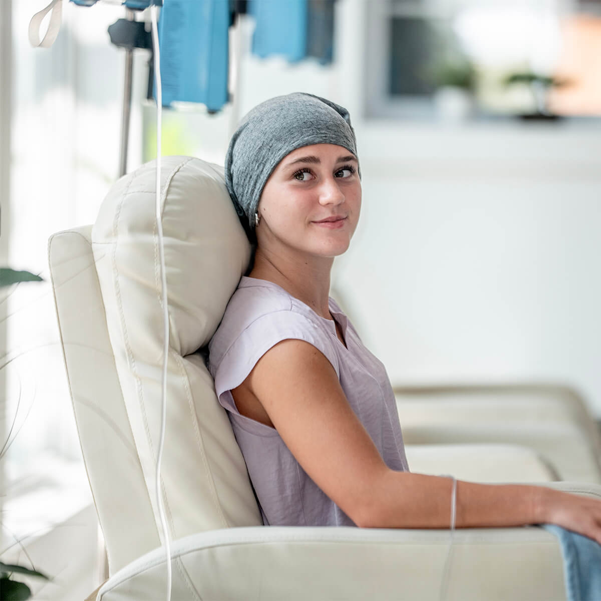 jeune femme subissant un traitement médical par perfusion dans un environnement clinique - photo d'archives