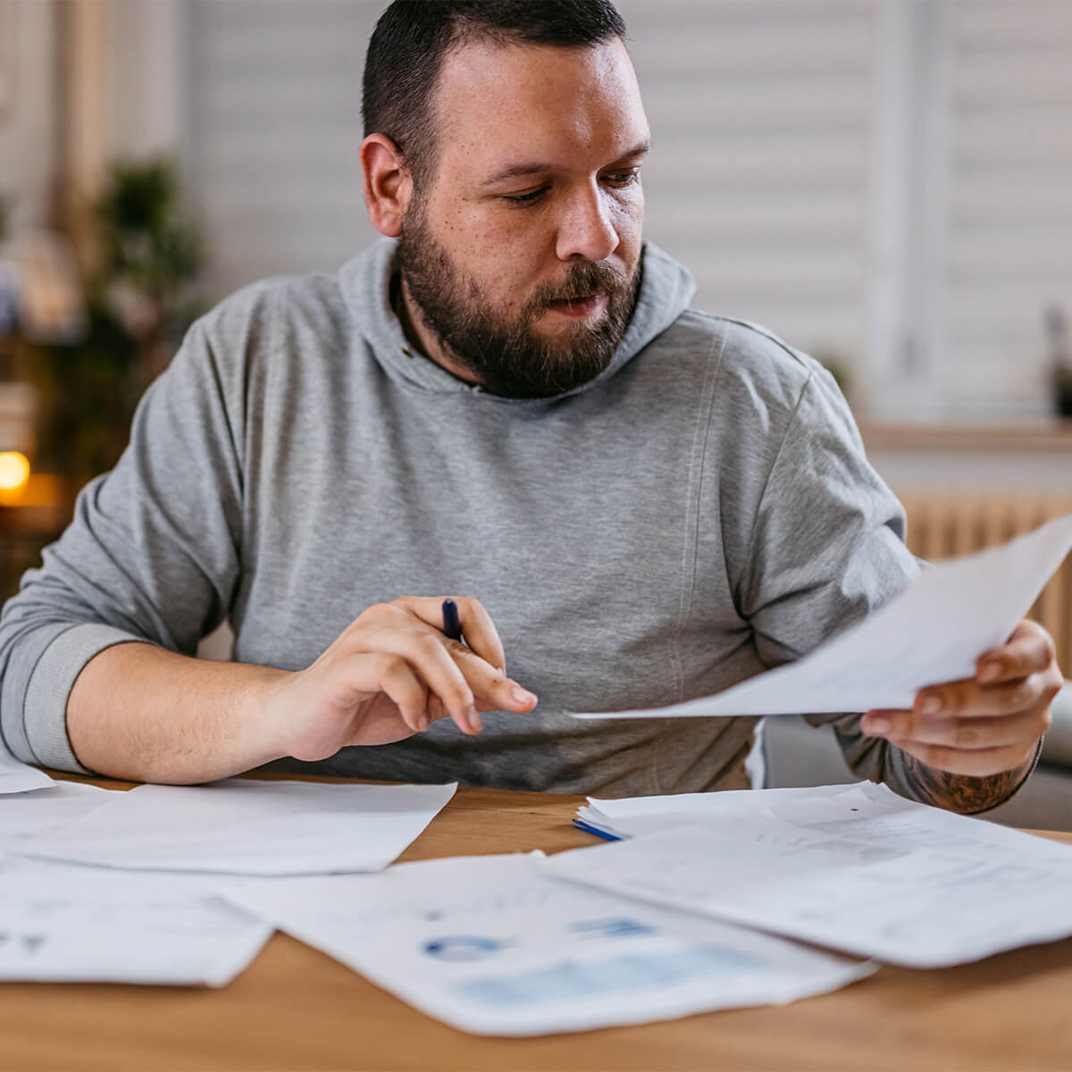Un homme regarde ses factures