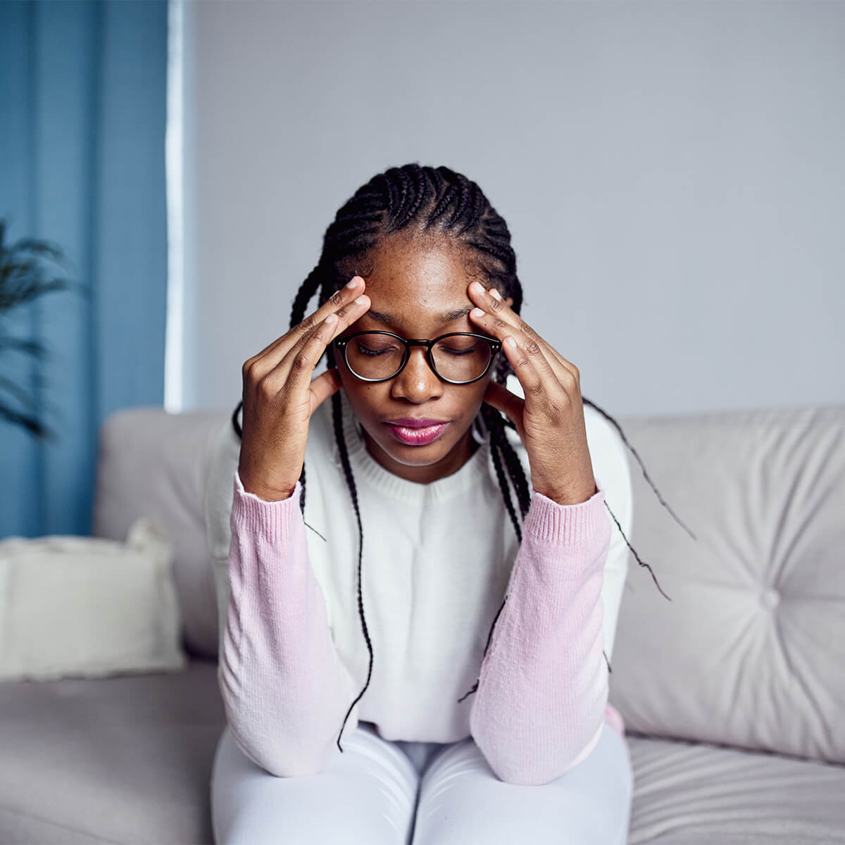 Une femme appuie sa tête sur ses mains