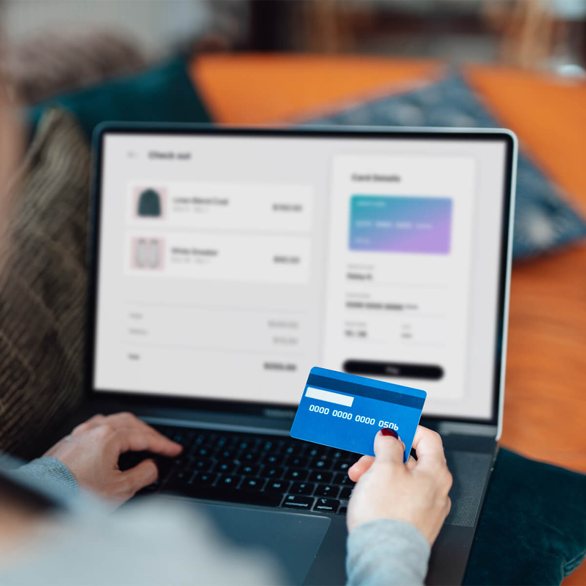 Femme utilisant une carte de crédit pour faire des achats en ligne - photo de stock