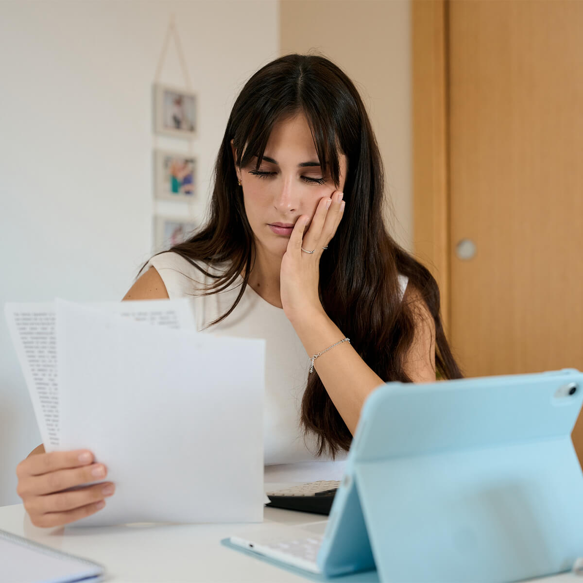 Femme stressée par les finances et les factures à la maison - photo d'archives