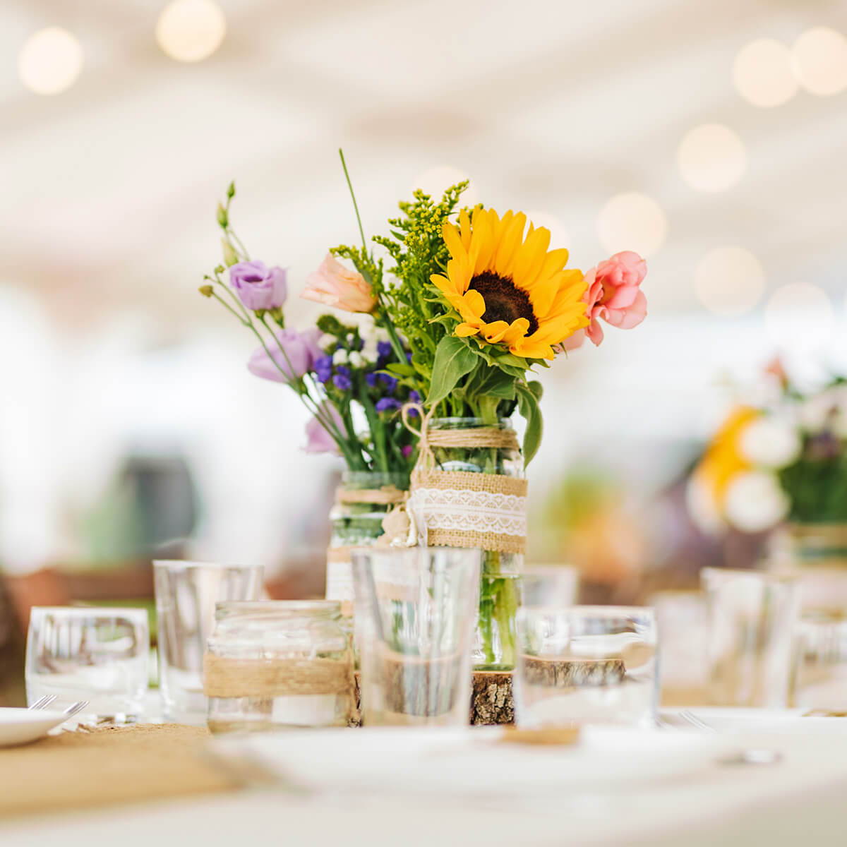Des fleurs sur une table de mariage
