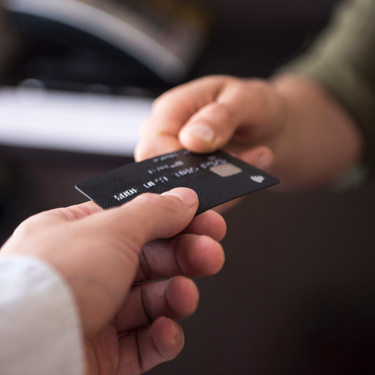 Une carte de crédit est échangée entre deux personnes