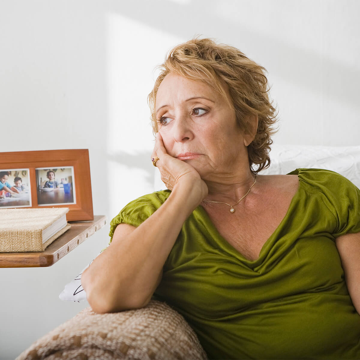 Une femme s'inquiète de sa dette