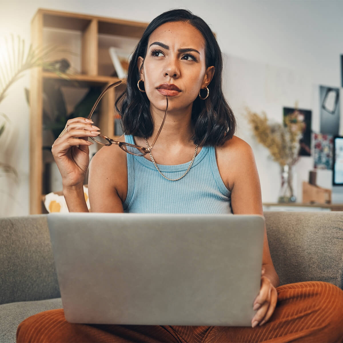 woman on laptop at home, wonderingfemme sur un ordinateur portable à la maison, se demandant