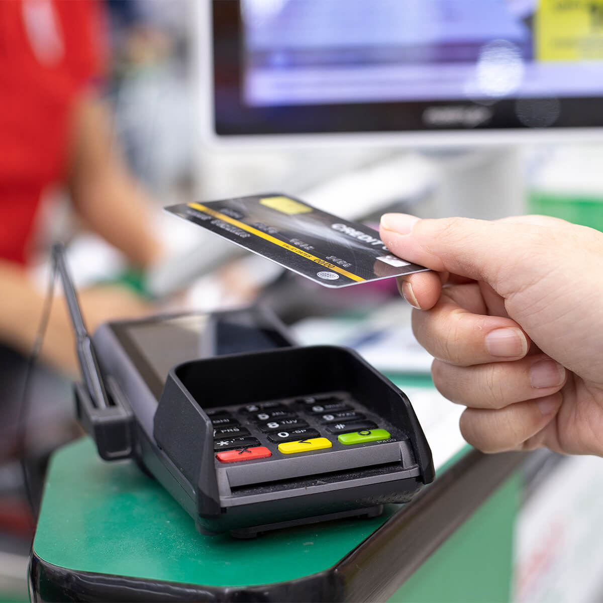 Client effectuant un paiement au supermarché - photo