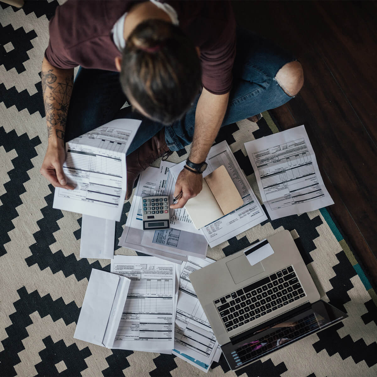Un homme est assis par terre entouré de billets
