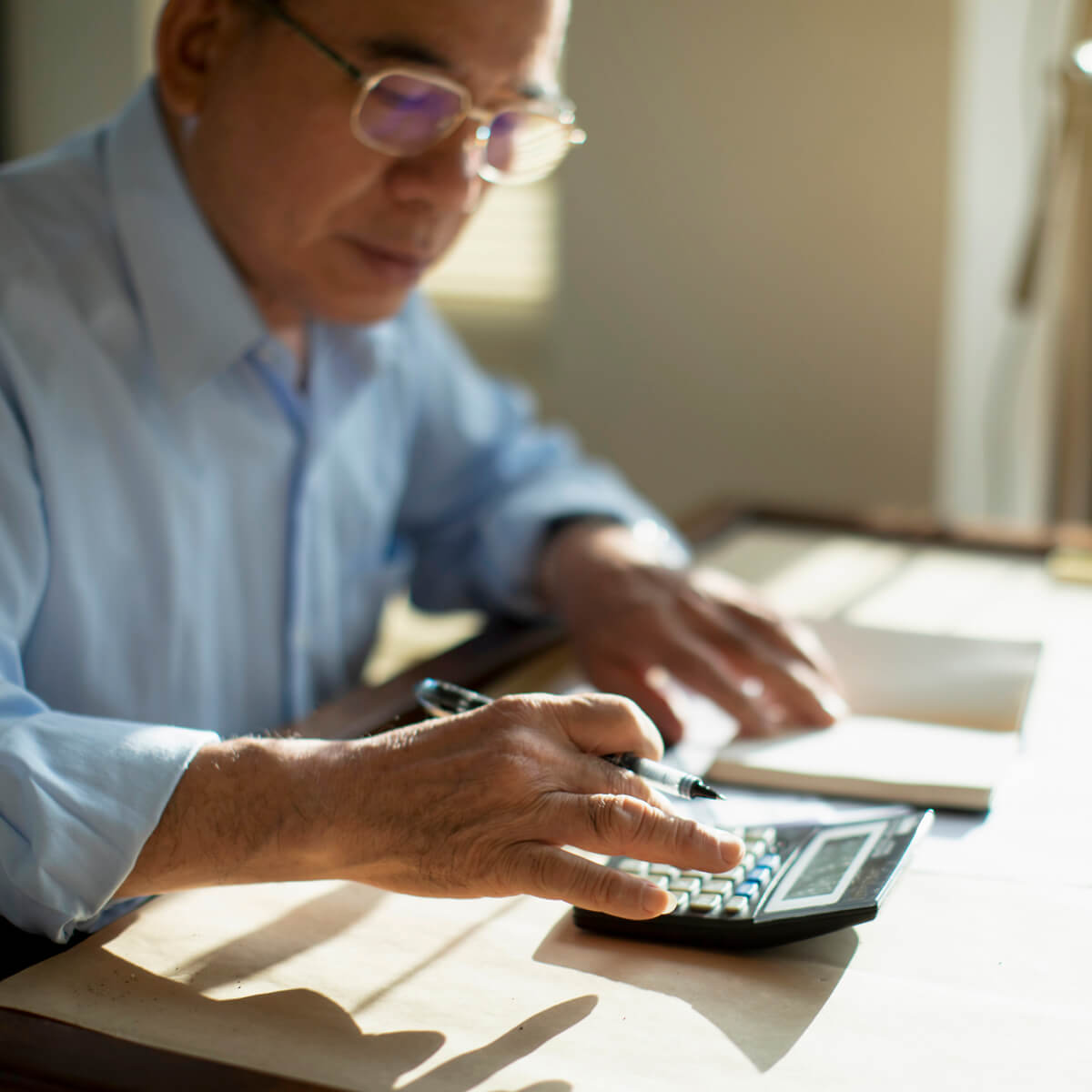 Un homme devant une calculatrice