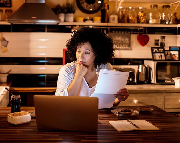 femme préoccupée par les finances